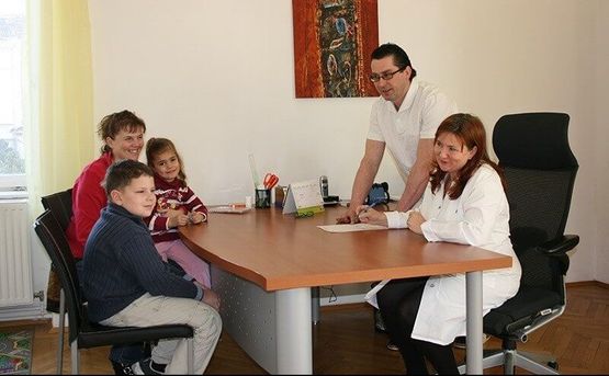 Das Team von Lischka Augenprothetik im Patientengespräch